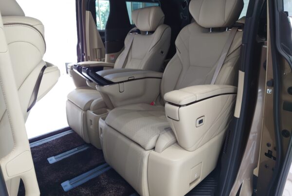 مقاعد جلدية مريحة لسيارات ليموزين VIP بسائق خاص في فيتنام للعائلات الخليجية