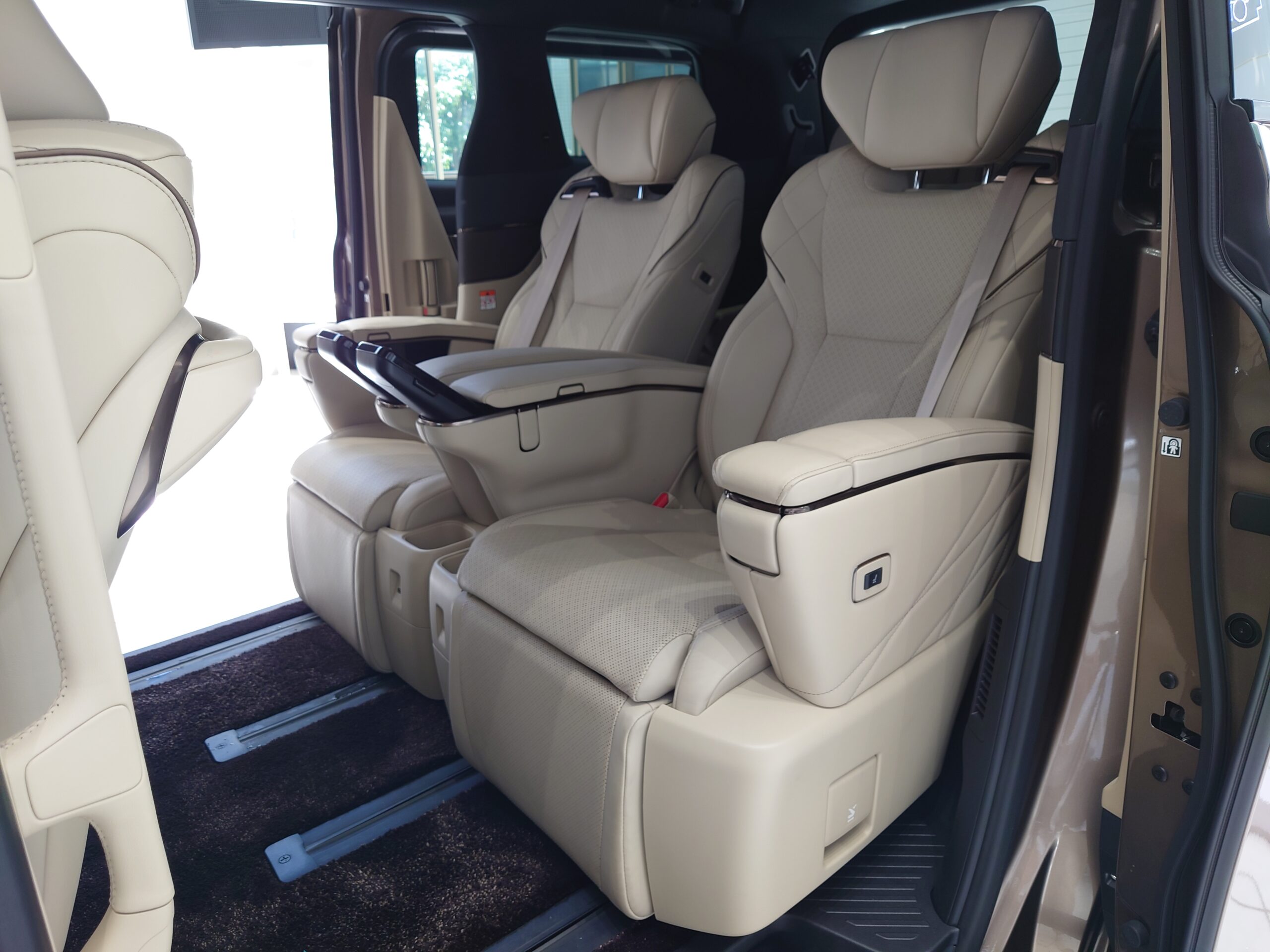مقاعد جلدية مريحة لسيارات ليموزين VIP بسائق خاص في فيتنام للعائلات الخليجية